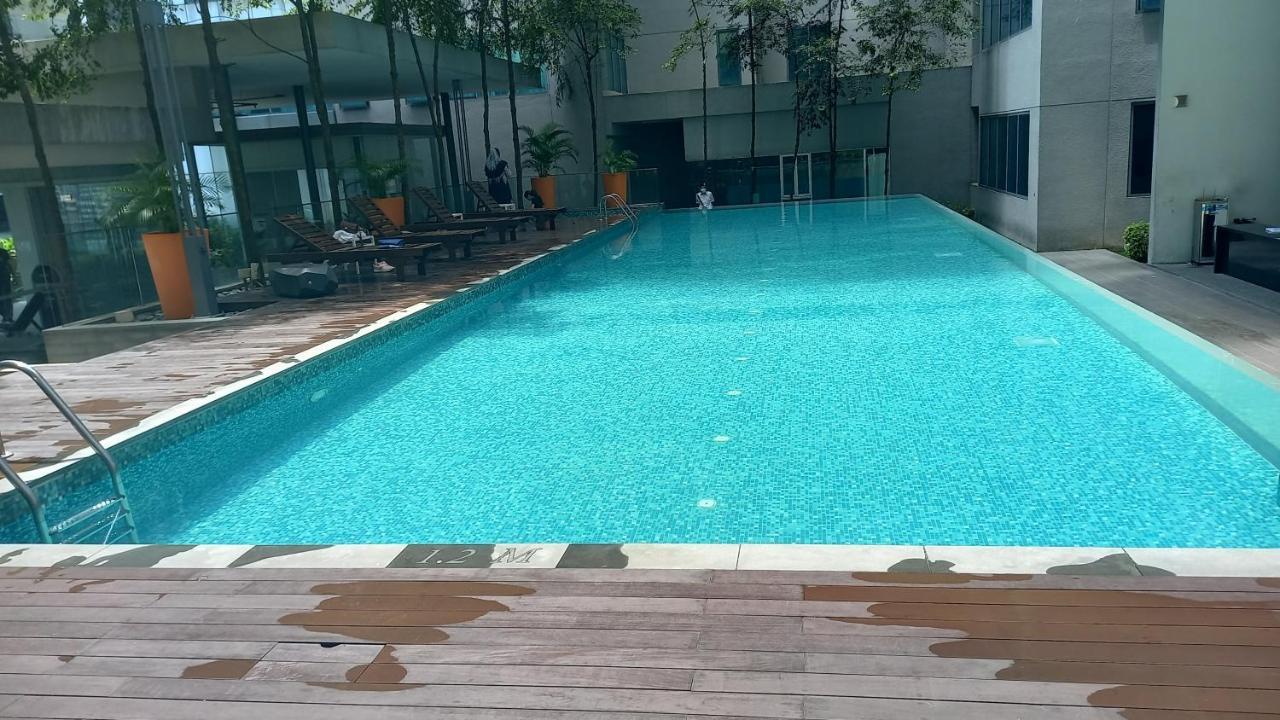 Cushy Apartment At Klcc — Photos 1